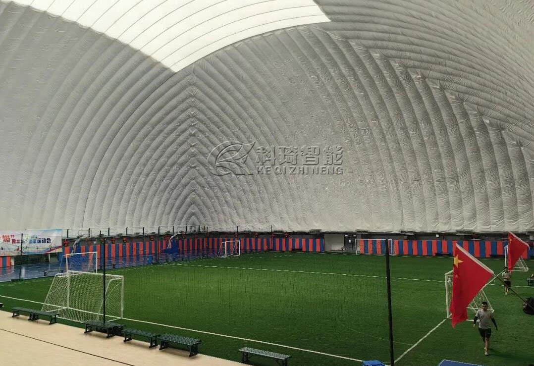 气膜足球场的主要构造选用膜结构设计制作，其利用空间很高，非常适合足球运动